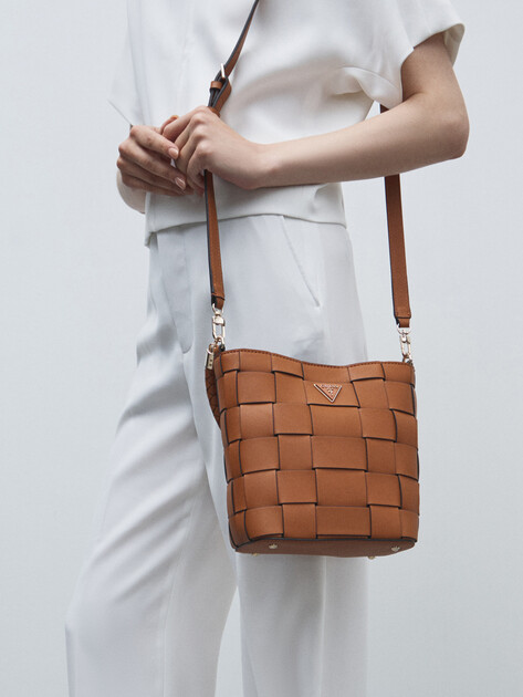 Женская сумка GUESS MAYLEE BUCKET, Артикул HWWG9661030, светло-коричневый | 4712842. Ракурс 5 Женская сумка GUESS MAYLEE BUCKET, Артикул HWWG9661030, светло-коричневый | 4712842. Ракурс 5
