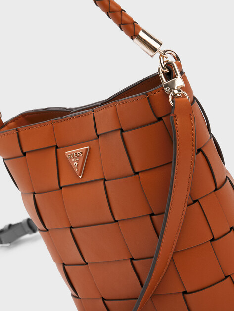 Женская сумка GUESS MAYLEE BUCKET, Артикул HWWG9661030, светло-коричневый | 4712842. Ракурс 2 Женская сумка GUESS MAYLEE BUCKET, Артикул HWWG9661030, светло-коричневый | 4712842. Ракурс 2