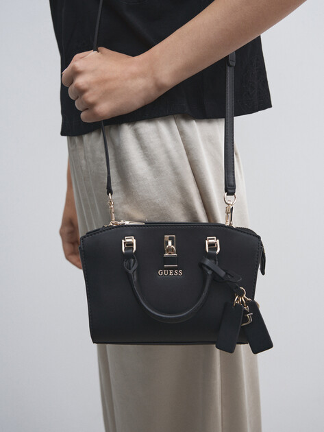 Женская сумка  GUESS QUEENSLAND MINI SATCHEL, Артикул HWVG9655760, черный | 4713237. Ракурс 5