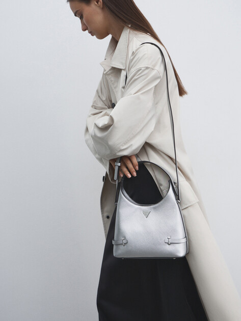 Женская сумка GUESS ROSALBA SMALL HOBO CROSSBODY, Артикул HWMY9657010, серебряный | 4713283. Ракурс 5 Женская сумка GUESS ROSALBA SMALL HOBO CROSSBODY, Артикул HWMY9657010, серебряный | 4713283. Ракурс 5