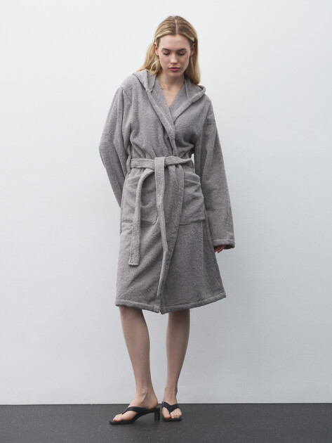 Женский махровый халат MAISON DAVID, Артикул Charlotte ABC, коричневато-серый | 4716858. Ракурс 2