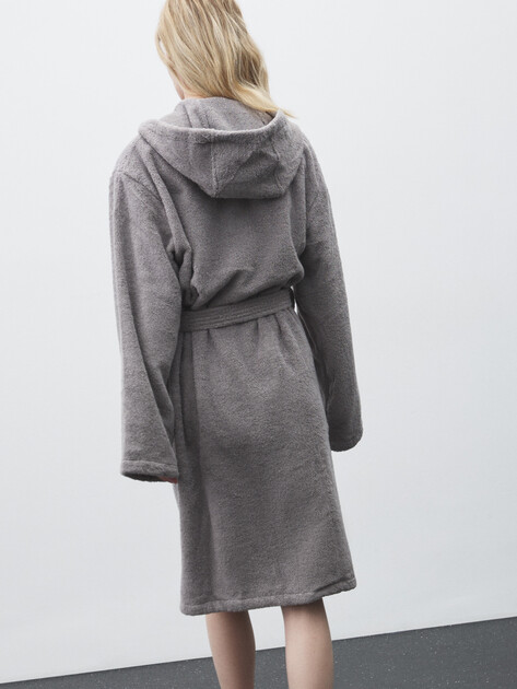 Женский махровый халат MAISON DAVID, Артикул Charlotte ABC, коричневато-серый | 4716858. Ракурс 4
