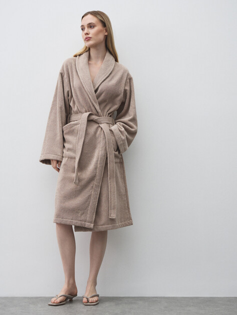 Женский махровый халат MAISON DAVID, Артикул Jupiter ABC, пыльно-бежевый | 4717048. Ракурс 2