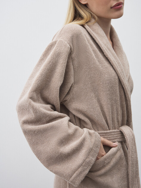 Женский махровый халат MAISON DAVID, Артикул Jupiter ABC, пыльно-бежевый | 4717048. Ракурс 3