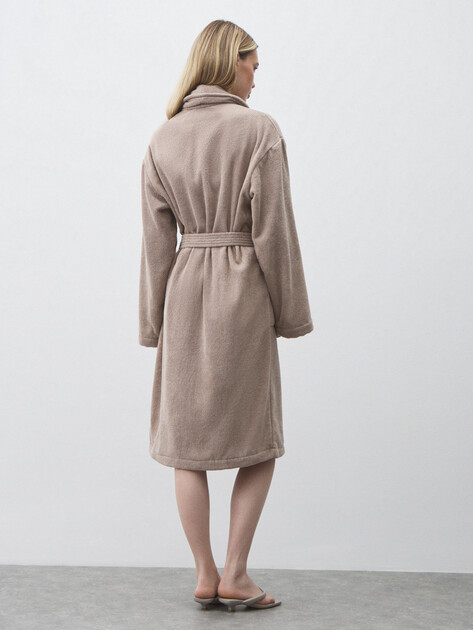 Женский махровый халат MAISON DAVID, Артикул Jupiter ABC, пыльно-бежевый | 4717048. Ракурс 4