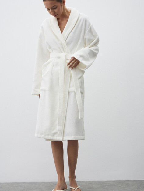 Женский махровый халат MAISON DAVID, Артикул Jupiter ABC, белый | 4717063. Ракурс 2 Женский махровый халат MAISON DAVID, Артикул Jupiter ABC, белый | 4717063. Ракурс 2