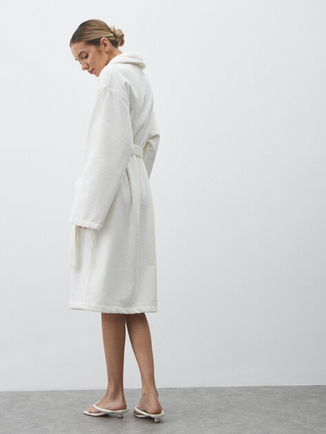 Женский махровый халат MAISON DAVID, Артикул Jupiter ABC, белый | 4717063. Ракурс 4 Женский махровый халат MAISON DAVID, Артикул Jupiter ABC, белый | 4717063. Ракурс 4
