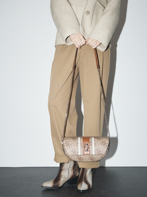 Кросс-боди GUESS ERENIA CONVERTIBLE XBODY FLAP, Артикул HWSO7838210, темно-бежевый | 4719711. Ракурс 5