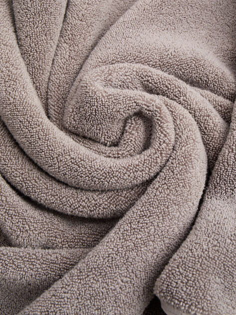 Махровое банное полотенце 70x140 MAISON DAVID, Артикул Louis ABC 70x140 cm, коричнево-серый | 4720210. Ракурс 5