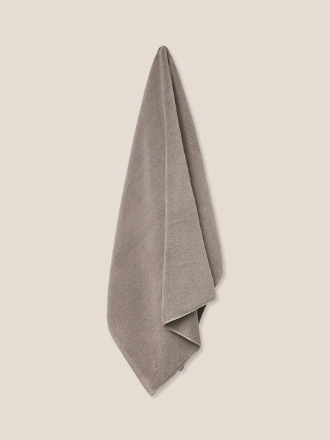 Махровое банное полотенце 100x150 MAISON DAVID, Артикул Louis ABC 100x150 cm, коричнево-серый | 4720281. Ракурс 5