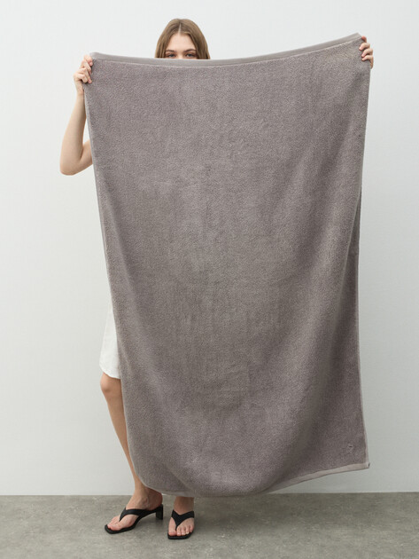 Махровое банное полотенце 100x150 MAISON DAVID, Артикул Louis ABC 100x150 cm, коричнево-серый | 4720281. Ракурс 2