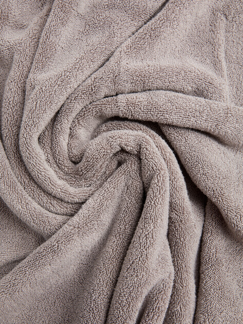 Махровое банное полотенце 100x150 MAISON DAVID, Артикул Louis ABC 100x150 cm, коричнево-серый | 4720281. Ракурс 4