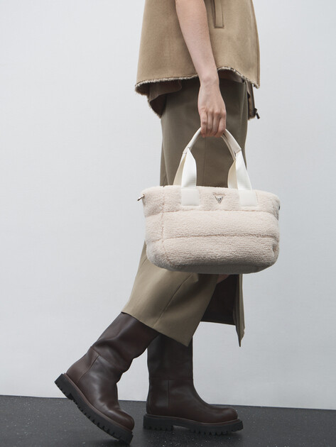 Женский тоут GUESS SHERPA MINI TOTE BAG, Артикул V5BZ15WF830, светло-бежевый | 4745487. Ракурс 5 Женский тоут GUESS SHERPA MINI TOTE BAG, Артикул V5BZ15WF830, светло-бежевый | 4745487. Ракурс 5