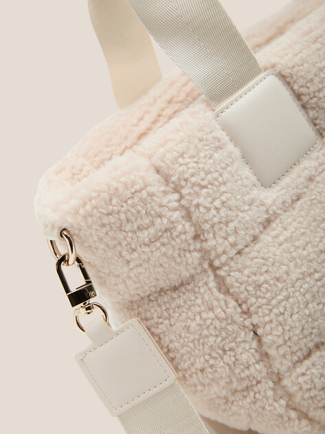 Женский тоут GUESS SHERPA MINI TOTE BAG, Артикул V5BZ15WF830, светло-бежевый | 4745487. Ракурс 2 Женский тоут GUESS SHERPA MINI TOTE BAG, Артикул V5BZ15WF830, светло-бежевый | 4745487. Ракурс 2