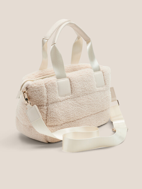 Женский тоут GUESS SHERPA MINI TOTE BAG, Артикул V5BZ15WF830, светло-бежевый | 4745487. Ракурс 3 Женский тоут GUESS SHERPA MINI TOTE BAG, Артикул V5BZ15WF830, светло-бежевый | 4745487. Ракурс 3