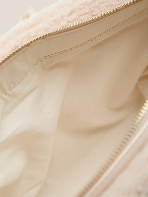 Женский тоут GUESS SHERPA MINI TOTE BAG, Артикул V5BZ15WF830, светло-бежевый | 4745487. Ракурс 4 Женский тоут GUESS SHERPA MINI TOTE BAG, Артикул V5BZ15WF830, светло-бежевый | 4745487. Ракурс 4