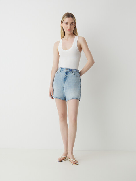 Женские шорты из денима GUESS SUPER RELAXED SHORT, Артикул W5GD1AD4K30, голубой | 4756564. Ракурс 2 Женские шорты из денима GUESS SUPER RELAXED SHORT, Артикул W5GD1AD4K30, голубой | 4756564. Ракурс 2