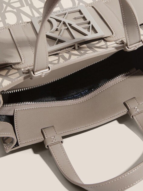 Женская сумка ARMANI EXCHANGE SUSIE MONOGRAM TOTE M, Артикул 942690, серо-бежевый | 4759775. Ракурс 4 Женская сумка ARMANI EXCHANGE SUSIE MONOGRAM TOTE M, Артикул 942690, серо-бежевый | 4759775. Ракурс 4