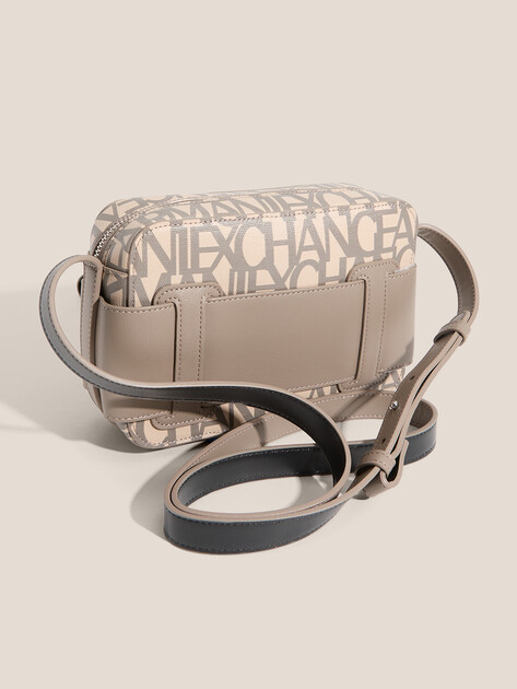 Женская сумка через плечо кросс-боди ARMANI EXCHANGE SUSIE MONOGRAM CAMERA CASE, Артикул 942699, бежево-золотой | 4759779. Ракурс 3 Женская сумка через плечо кросс-боди ARMANI EXCHANGE SUSIE MONOGRAM CAMERA CASE, Артикул 942699, бежево-золотой | 4759779. Ракурс 3