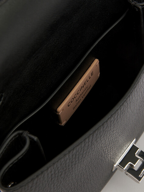 Женская сумка COCCINELLE HANDBAG GRAINED LEATHER / NOIR, Артикул E1 MD5 19 03 02, черный | 4776298. Ракурс 5 Женская сумка COCCINELLE HANDBAG GRAINED LEATHER / NOIR, Артикул E1 MD5 19 03 02, черный | 4776298. Ракурс 5