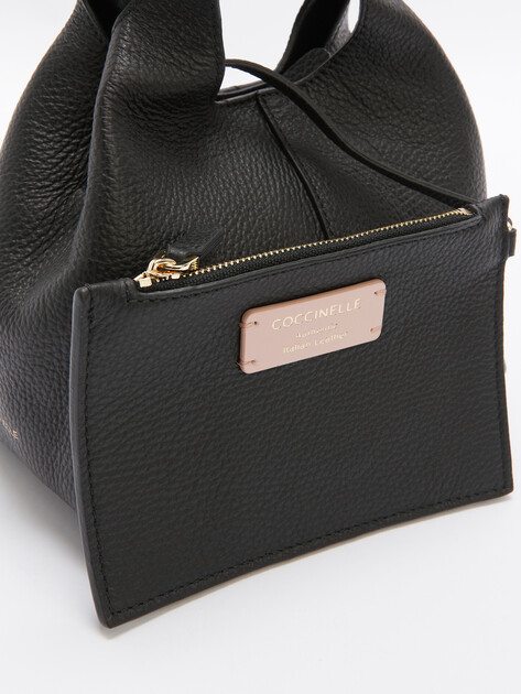 Женская сумка  COCCINELLE HANDBAG GRAINED LEATHER / NOIR, Артикул E1 SHA 58 01 01, черный | 4776827. Ракурс 3