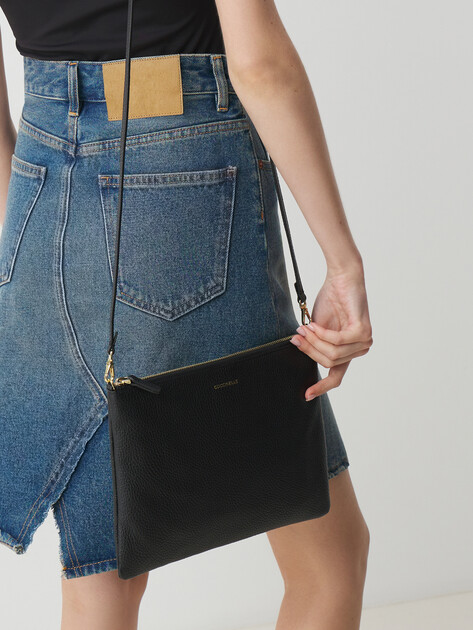 Кросс-боди COCCINELLE MINI BAG GRAINED LEATHER, Артикул E5 MMA 55 F4 01, черный | 4777052. Ракурс 2