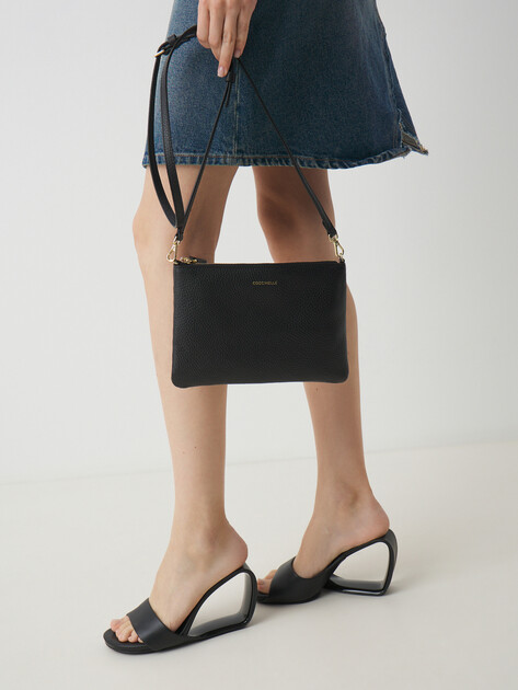 Кросс-боди COCCINELLE MINI BAG GRAINED LEATHER / NOI, Артикул E5 MMA 55 F5 01, черный | 4777151. Ракурс 2