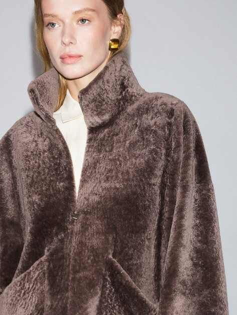 Женская шуба MAISON DAVID, Артикул ODRI_ASTR, серовато-коричневый | 4778955. Ракурс 3 Женская шуба MAISON DAVID, Артикул ODRI_ASTR, серовато-коричневый | 4778955. Ракурс 3