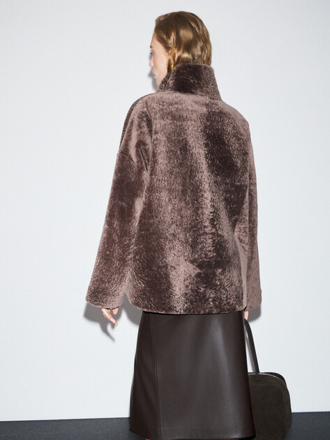 Женская шуба MAISON DAVID, Артикул ODRI_ASTR, серовато-коричневый | 4778955. Ракурс 4 Женская шуба MAISON DAVID, Артикул ODRI_ASTR, серовато-коричневый | 4778955. Ракурс 4