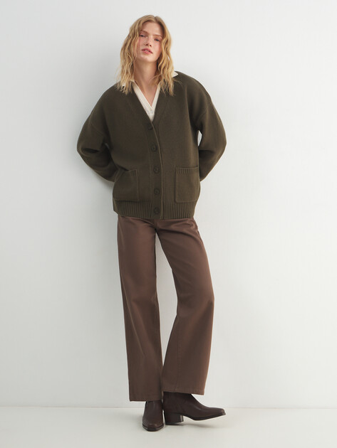 Женский кардиган с накладными карманами MAISON DAVID, Артикул FL5889, темный хаки | 4794178. Ракурс 2