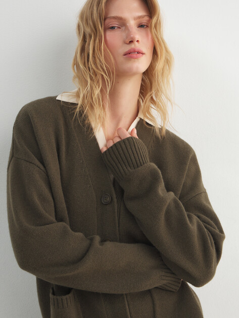 Женский кардиган с накладными карманами MAISON DAVID, Артикул FL5889, темный хаки | 4794178. Ракурс 3