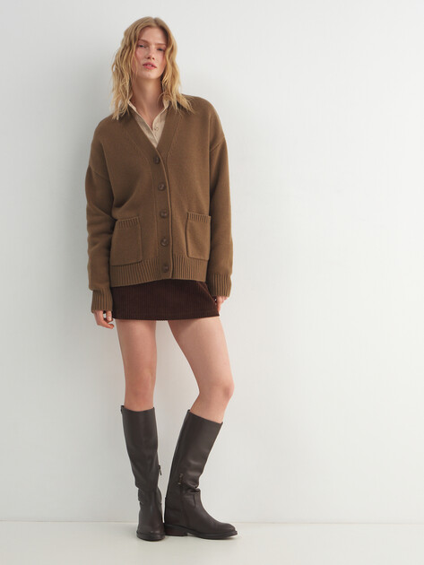 Женский кардиган с накладными карманами MAISON DAVID, Артикул FL5889, серо-коричневый | 4794223. Ракурс 2