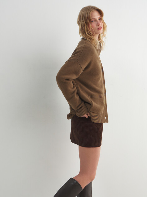 Женский кардиган с накладными карманами MAISON DAVID, Артикул FL5889, серо-коричневый | 4794223. Ракурс 5