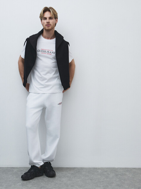 Мужская футболка GUESS JEANS GJ SS CN REG AMERICAN TRAD TEE, Артикул M4YI42K8FQ4, белый | 4801164. Ракурс 2 Мужская футболка GUESS JEANS GJ SS CN REG AMERICAN TRAD TEE, Артикул M4YI42K8FQ4, белый | 4801164. Ракурс 2