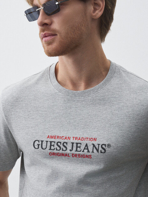 Мужская футболка GUESS JEANS GJ SS CN REG AMERICAN TRAD TEE, Артикул M4YI42K8FQ4, светло-серый | 4802124. Ракурс 3