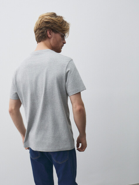 Мужская футболка GUESS JEANS GJ SS CN REG AMERICAN TRAD TEE, Артикул M4YI42K8FQ4, светло-серый | 4802124. Ракурс 4