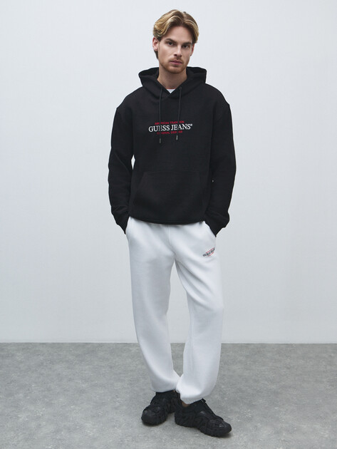 Мужское худи GUESS JEANS GJ HOOD REG AMERICA TRAD SWEAT, Артикул M4YQ23K9V31, черный | 4802183. Ракурс 2