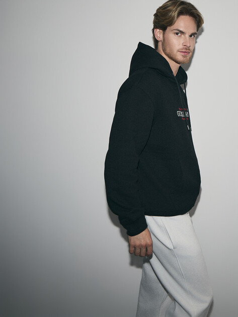 Мужское худи GUESS JEANS GJ HOOD REG AMERICA TRAD SWEAT, Артикул M4YQ23K9V31, черный | 4802183. Ракурс 5