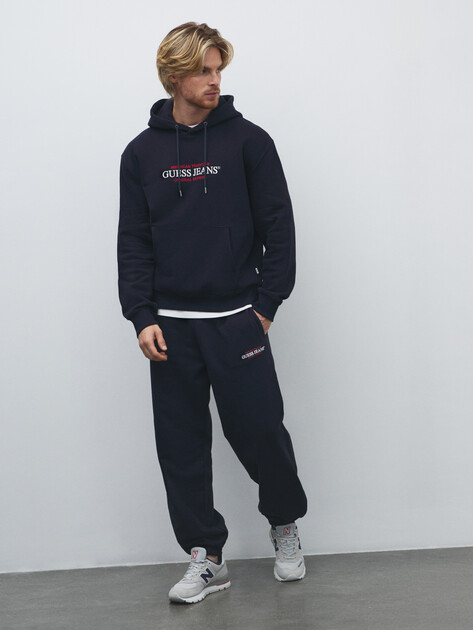 Мужское худи GUESS JEANS GJ HOOD REG AMERICA TRAD SWEAT, Артикул M4YQ23K9V31, темно-синий | 4802196. Ракурс 2