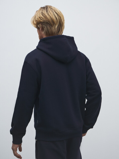 Мужское худи GUESS JEANS GJ HOOD REG AMERICA TRAD SWEAT, Артикул M4YQ23K9V31, темно-синий | 4802196. Ракурс 4