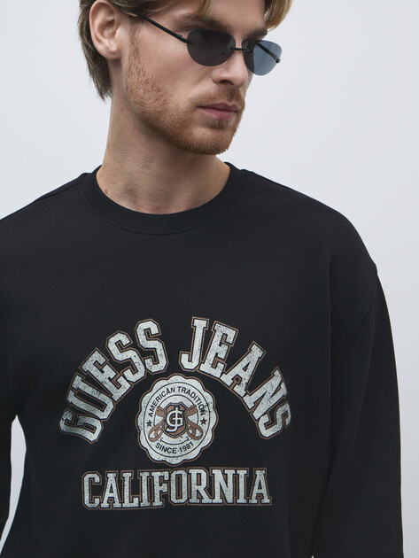 Мужской свитшот GUESS JEANS GJ CN REG LS PRINTED SWEAT, Артикул M5RQ40KCPR1, черный | 4802920. Ракурс 3