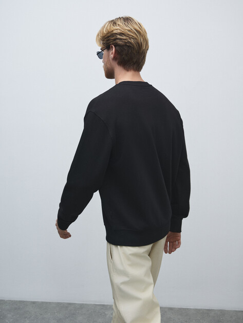 Мужской свитшот GUESS JEANS GJ CN REG LS PRINTED SWEAT, Артикул M5RQ40KCPR1, черный | 4802920. Ракурс 4