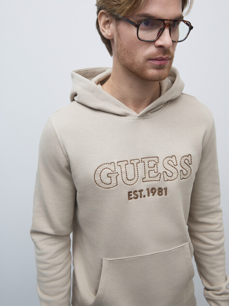 Мужское худи GUESS BEAU HOODIE SWEATSHIRT, Артикул M5YQ36KCN01, бежевый | 4803260. Ракурс 3 Мужское худи GUESS BEAU HOODIE SWEATSHIRT, Артикул M5YQ36KCN01, бежевый | 4803260. Ракурс 3