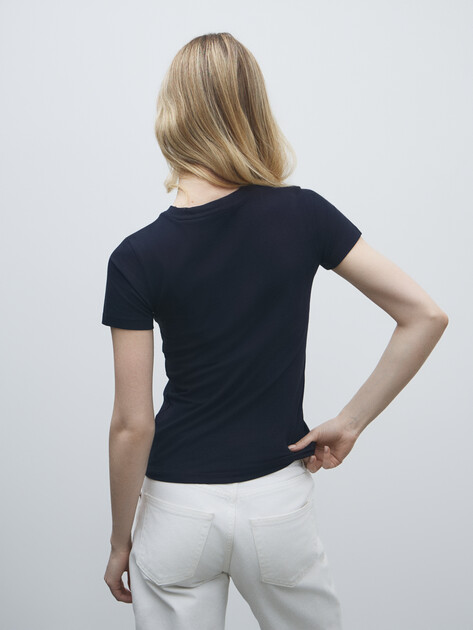 Женская футболка GUESS JEANS GJ SS CN SLIM AMERICAN TR TEE, Артикул W4YI03J1314, темно-синий | 4803691. Ракурс 4 Женская футболка GUESS JEANS GJ SS CN SLIM AMERICAN TR TEE, Артикул W4YI03J1314, темно-синий | 4803691. Ракурс 4