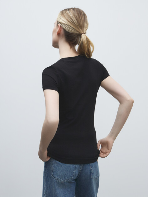 Женская футболка GUESS CN SS GUESS LOGO TEE, Артикул W5YI05J1314, черный | 4804028. Ракурс 4 Женская футболка GUESS CN SS GUESS LOGO TEE, Артикул W5YI05J1314, черный | 4804028. Ракурс 4