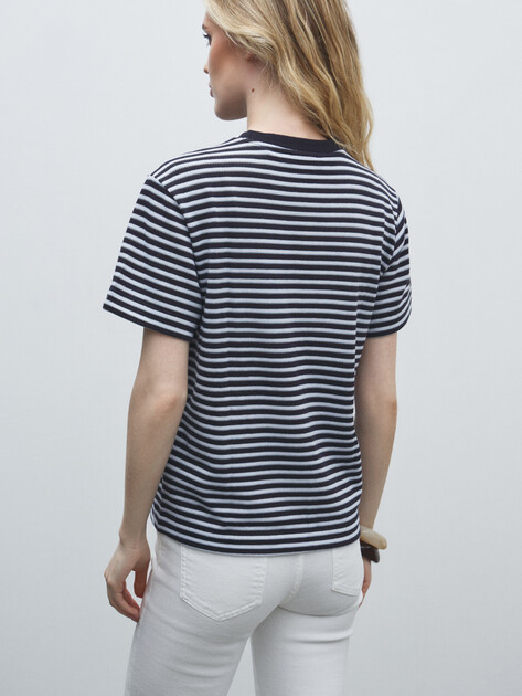 Женская футболка GUESS SS SARA STRIPED TOP, Артикул W5YP02KCXL2, темно-синий | 4804095. Ракурс 4 Женская футболка GUESS SS SARA STRIPED TOP, Артикул W5YP02KCXL2, темно-синий | 4804095. Ракурс 4