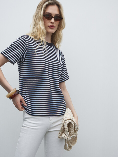 Женская футболка GUESS SS SARA STRIPED TOP, Артикул W5YP02KCXL2, темно-синий | 4804095. Ракурс 5 Женская футболка GUESS SS SARA STRIPED TOP, Артикул W5YP02KCXL2, темно-синий | 4804095. Ракурс 5