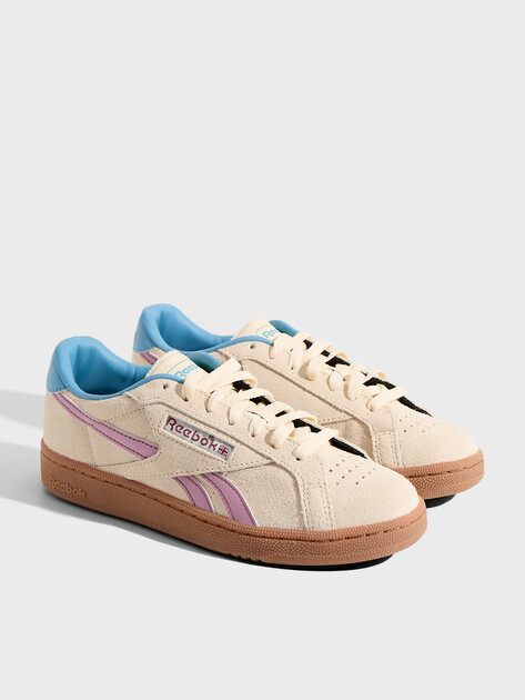 Женские кеды REEBOK CLUB C GROUNDS UK, Артикул CLUB C GROUNDS UK, светло-бежевый | 4806196. Ракурс 2
