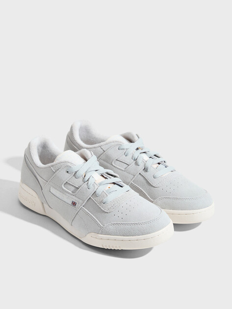 Кеды REEBOK WORKOUT PLUS, Артикул WORKOUT PLUS, светло-серый | 4807519. Ракурс 2