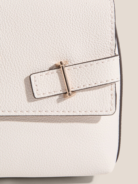 Женская сумка  GUESS YESBA CONVERTIBLE XBODY FLAP, Артикул HWBG7833210, молочно-белый | 4814250. Ракурс 2